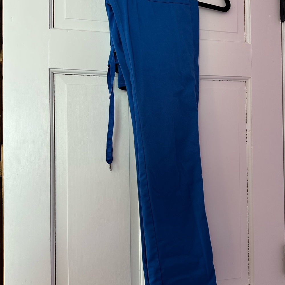 Yale YNHH royal blue nursing scrub tops & bottoms - Picture 4 of 11